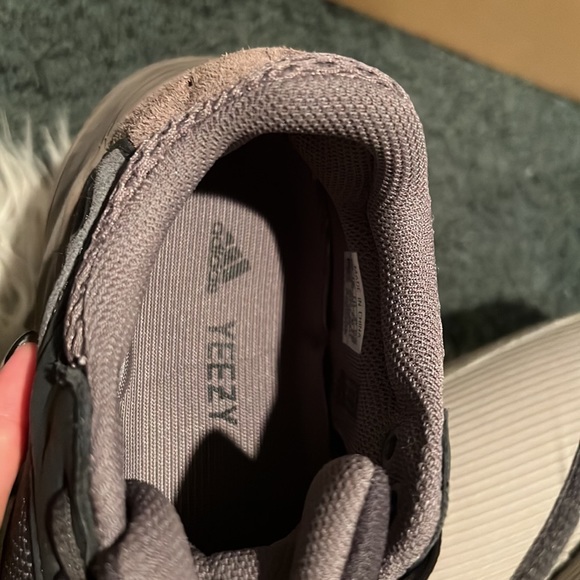 Yeezy Boost 700 - Picture 3 of 4